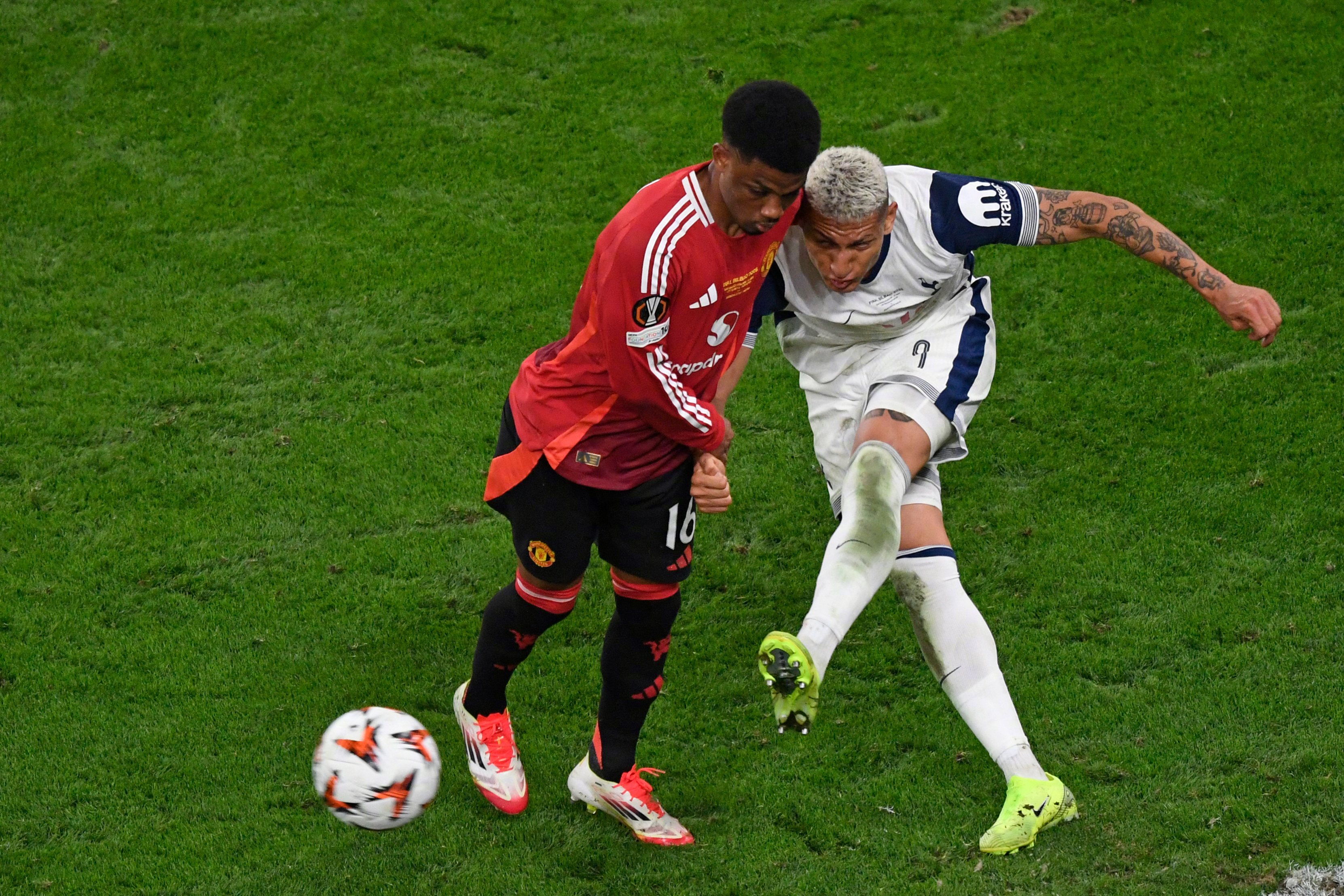 星空体育官方网站转折点曼联手感冰凉，欧超杯今晨攻防权衡，信心回归，轮换策略成焦点的简单介绍