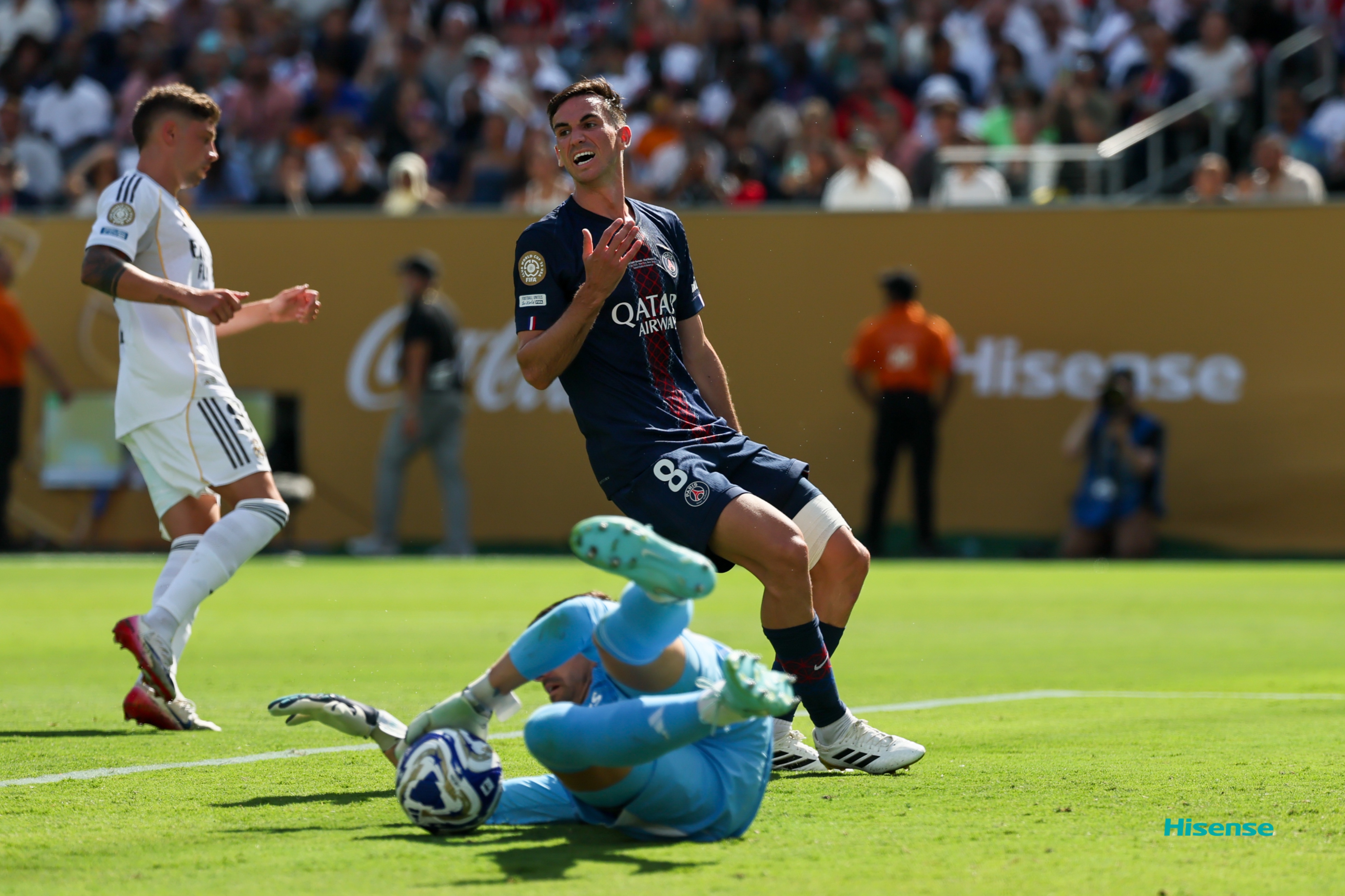 包含欧篮联倒计时，皇家马德里冲刺阶段门线救险，细节引发关注，悬念犹存，团队化学反应显著的词条