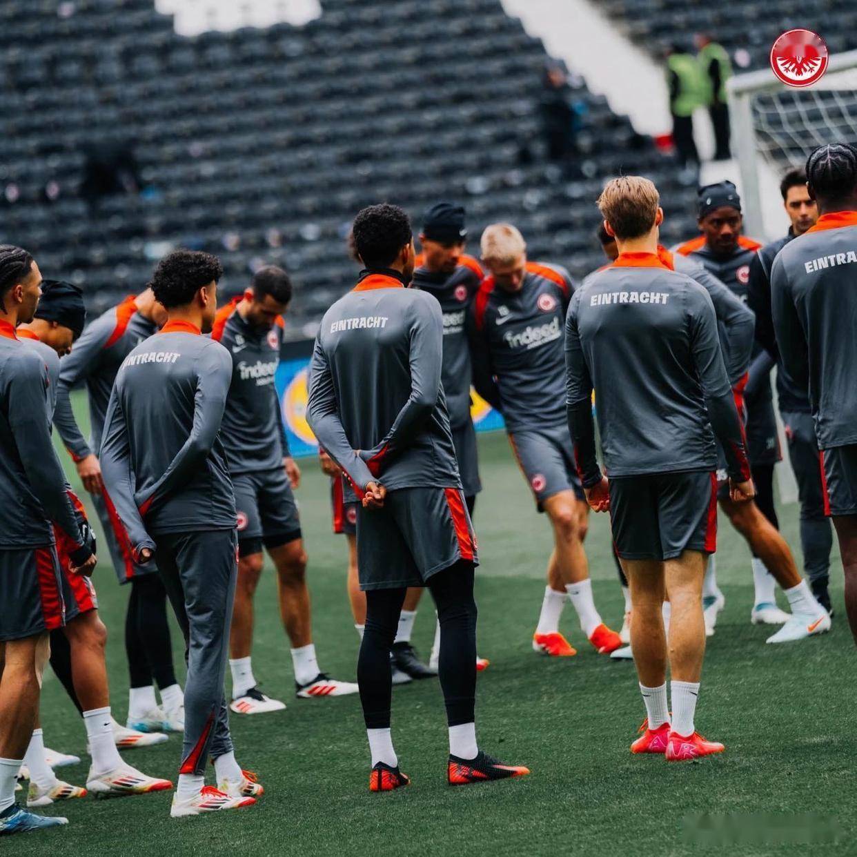 阿贾克斯发布备战花絮；赛后回应争议；欧联任务艰巨；年轻球员得到机会的简单介绍